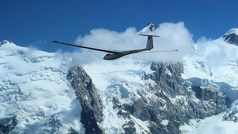 Felix Pfannes vom Luftsportclub Kitzingen segelt zwischen den gigantischen Felsen des Mont Blanc. Felix Pfannes vom Luftsportclub Kitzingen segelt zwischen den gigantischen Felsen des Mont Blanc.