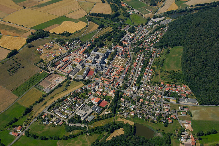 Auf dem Luftbild von Ebrach ist die einst von den Zisterziensern angelegte Kulturlandschaft gut erkennbar Auf dem Luftbild von Ebrach ist die einst von den Zisterziensern angelegte Kulturlandschaft gut erkennbar
