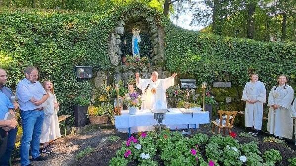 Am Hochfest &quot;Mariä Himmelfahrt&quot; feierte die Pfarrgemeinde Heufurt das 110-jährige Bestehen ihrer Lourdesgrotte.