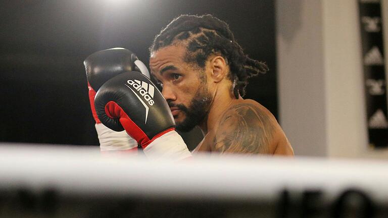 Der Schweinfurter Profiboxer Raphael Rogers bei der Fightnight seines Münchner Boxstalls Lionspromotion im Kampf gegen den Kroaten Ante Siljeg.