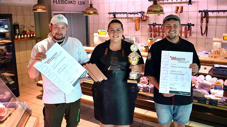 Die mittelgrobe Bratwurst und die Festival-Bratwurst des Betriebs 'Johannes der Metzger' aus Mellrichstadt wurde beim Metzger Cup Grill &amp; BBQ ausgezeichnet. Darüber freuen sich (von rechts)&nbsp;Chef Johannes Dietz,&nbsp;Verkäuferin Jasmin Dietz und&nbsp;Geselle Patrick Maisch.