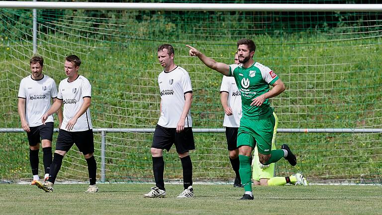 Thüngersheims Adrian Graf (vorne) bejubelt den Treffer zum 1:1, während die Laune bei seinen Karlburger Gegenspielern weniger gut ist.