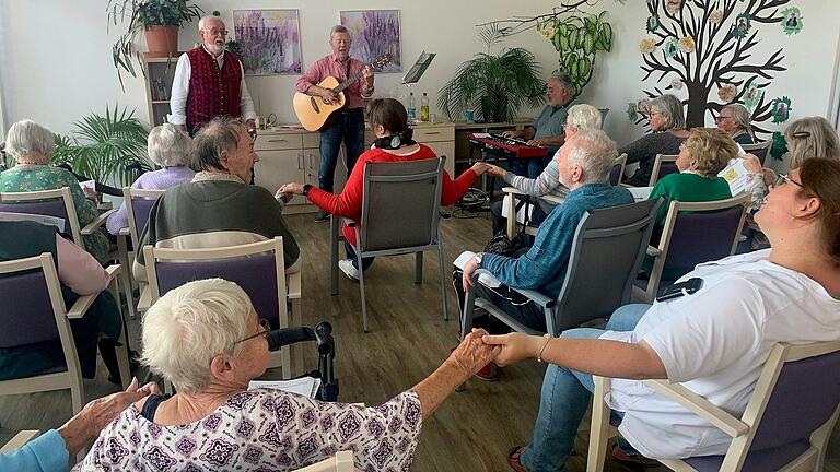 Fröhliche Stimmung bei der Singstunde nach der Kärwa in der Schwebheimer Tagespflege. Dafür sorgten Altbürgermeister Hans Fischer, Norbert Göbel und Klaus Böhm (von links). Eingeladen haben das Mehrgenerationenhaus Schwebheim und die Tagespflege der Diakonie Schweinfurt.