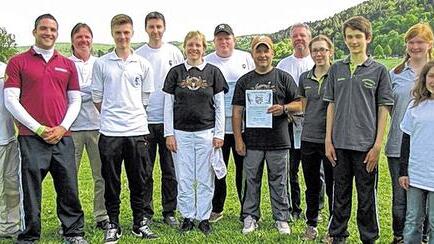 Gaumeister FITA 2014: Unser Bild zeigt (von links) den stellvertretenden Gaubogenreferenten Erhard Happ, Benedikt Staab, Gerhard Bötsch Jan Röder, Michael Dörr, Dagmar Müller, Stefan Heinickel, Michael Rundell, Egon Diem, Elisa Tartler, Steven Schultz, Jenny Bös und Stefanie Röder.