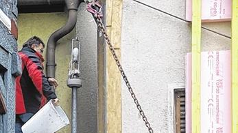 Ein Haus zieht um: Spektakulärer Kalthaus-Transport nach Fladungen
