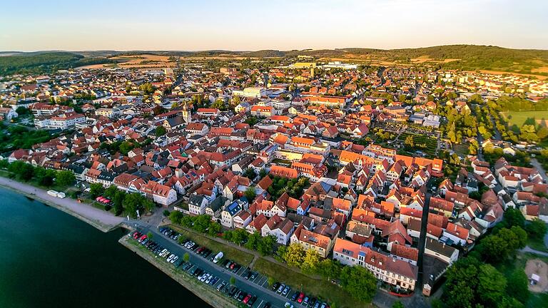 Marktheidenfeld in der Abendsonne. Nicht am Krankenhaus, sondern in der Stadtmitte sollte nach Ansicht der CSU ein Ärztehaus entstehen.
