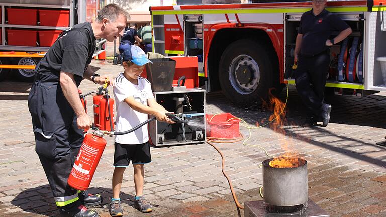 Die Flammen des Löschtrainers zu bekämpfen war das Ziel bei der Jugendfeuerwehr Karlstadt. Die Flammen des Löschtrainers zu bekämpfen war das Ziel bei der Jugendfeuerwehr Karlstadt.