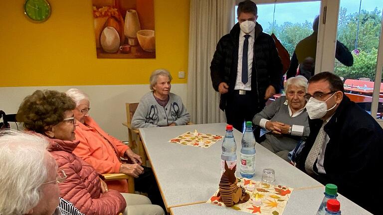 In trauter Runde mit dem Heimbeirat: Der bayerische Gesundheitsminister Klaus Holetschek suchte das Gespräch mit den Bewohnern des Franziska-Streitel-Altenheims in Mellrichstadt, bevor der offizielle Spatenstich zum Neubau erfolgte.