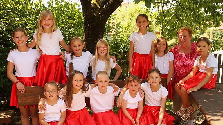 Erna Schor (rechts) mit ihrer Kindertanzgruppe. Die Aufnahme stammt aus der Zeit vor der Pandemie.