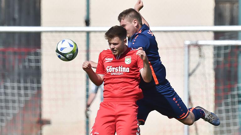 Durch eine 0:7-Niederlage bei der SG Heustreu/Hollstadt (hinten Patrick Stäblein) rutschte der VfR Stadt Bischofsheim (vorne Thomas Kleinhenz) am letzten Spieltag vier Plätze nach unten auf einen Abstiegs-Relegationsplatz. Durch eine 0:7-Niederlage bei der SG Heustreu/Hollstadt (hinten Patrick Stäblein) rutschte der VfR Stadt Bischofsheim (vorne Thomas Kleinhenz) am letzten Spieltag vier Plätze nach unten auf einen Abstiegs-Relegationsplatz.