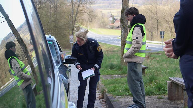 Einmal im Jahr findet ein bayernweiter Blitzmarathon statt. Hier die Messstelle der Bad Brückenauer Polizeistation an der Staatsstraße bei Riedenberg.       -  Einmal im Jahr findet ein bayernweiter Blitzmarathon statt. Hier die Messstelle der Bad Brückenauer Polizeistation an der Staatsstraße bei Riedenberg.