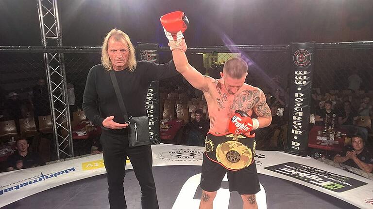 Siegerpose: Der Lohrer Marco Bigos (rechts) ist neuer Kickbox-Weltmeister des Verbandes GNZ. Siegerpose: Der Lohrer Marco Bigos (rechts) ist neuer Kickbox-Weltmeister des Verbandes GNZ.