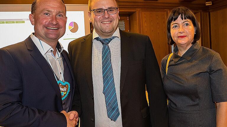 Michael Niklaus (Mitte) und Ursula Weidinger, die beiden Gegenkandidaten, gratulieren Christian Keller zum Sieg.