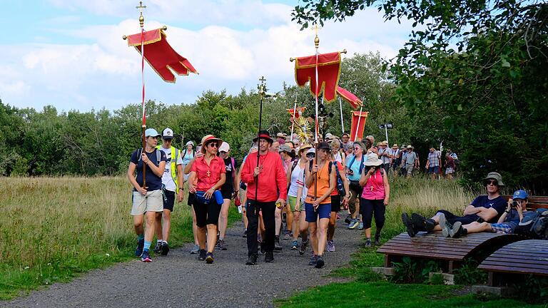 Nach fast 90 Kilometern Wallfahrt kamen am Montagnachmittag die Pilgerinnen und Pilger aus Würzburg auf dem heiligen Berg der Franken an. Nach fast 90 Kilometern Wallfahrt kamen am Montagnachmittag die Pilgerinnen und Pilger aus Würzburg auf dem heiligen Berg der Franken an.