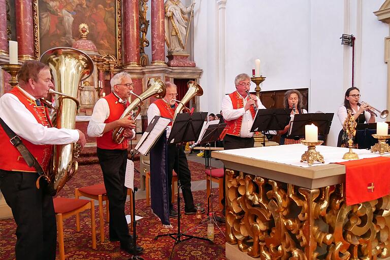 Die Schrolla-Musikanten spielten beim Fränkischen Mariensingen in der Wallfahrtskirche Fährbrück mit. Zu den Schrolla-Musikanten gehört auch Inka Pfister (rechts), die Vorsitzende der ARGE Fränkische Volksmusik Unterfranken. Sie hatte die Konzertgäste begrüßt. Die Schrolla-Musikanten spielten beim Fränkischen Mariensingen in der Wallfahrtskirche Fährbrück mit. Zu den Schrolla-Musikanten gehört auch Inka Pfister (rechts), die Vorsitzende der ARGE Fränkische Volksmusik Unterfranken. Sie hatte die Konzertgäste begrüßt.