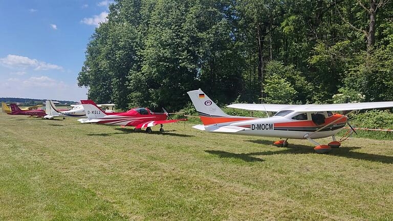 Flugzeuge der Gäste beim Fly-In.