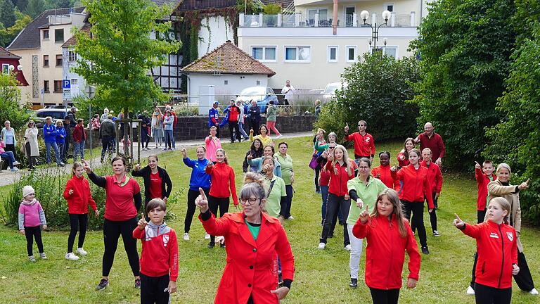 Tanz-Flashmob im Siebener-Park Bad Brückenau. - Tanz-Flashmob im Siebener-Park Bad Brückenau. Tanz-Flashmob im Siebener-Park Bad Brückenau. - Tanz-Flashmob im Siebener-Park Bad Brückenau.