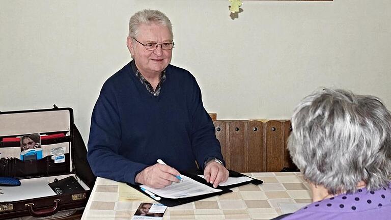 Dankbar ist die Seniorin, die von skrupellosen Tätern um ihren Schmuck gebracht wurde, für die Ratschläge und Unterstützung von Helmut Will, Weißer-Ring-Außenstellenleiter im Landkreis Haßberge. Dankbar ist die Seniorin, die von skrupellosen Tätern um ihren Schmuck gebracht wurde, für die Ratschläge und Unterstützung von Helmut Will, Weißer-Ring-Außenstellenleiter im Landkreis Haßberge.