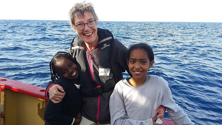 Die Theilheimer Ärztin Dr. Barbara Hammerl-Kraus (Mitte) mit zwei Flüchtlingsmädchen an Bord der &bdquo;Seefuchs&ldquo;. Die Ärztin rettete auf einer Mission im November 2017 insgesamt 76 Menschen aus der Seenot.