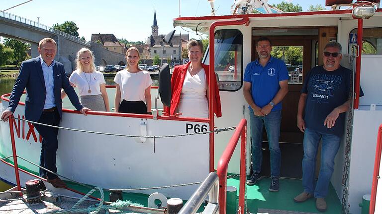 Sie sind startklar für die Linienschifffahrt mit der Nixe zwischen den drei Städten: Ochsenfurt-Marktbreit-Kitzingen (von links): Peter Juks (1. Vorsitzender Nixe-Verein), Katharina Felton (Touristeninformation Ochsenfurt), Corinna Neeser (Touristeninformation Kitzingen), Eva Gräfin zu Castell-Rüdenhausen und Volker Schlegelmilch (beide Touristeninformation Marktbreit) sowie Albert Ringhand (2. Vorsitzender Nixe- Verein). Sie sind startklar für die Linienschifffahrt mit der Nixe zwischen den drei Städten: Ochsenfurt-Marktbreit-Kitzingen (von links): Peter Juks (1. Vorsitzender Nixe-Verein), Katharina Felton (Touristeninformation Ochsenfurt), Corinna Neeser (Touristeninformation Kitzingen), Eva Gräfin zu Castell-Rüdenhausen und Volker Schlegelmilch (beide Touristeninformation Marktbreit) sowie Albert Ringhand (2. Vorsitzender Nixe- Verein).