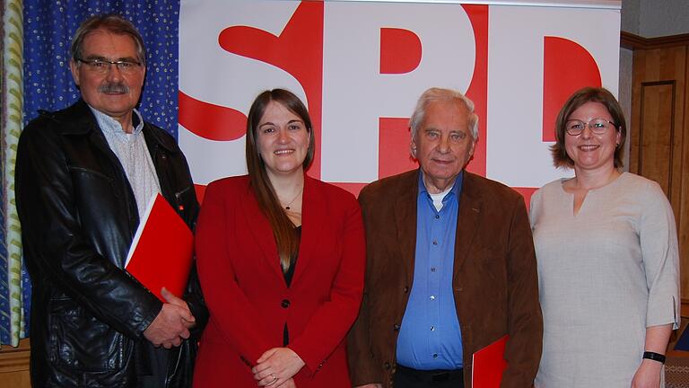 Paul Hümmer wurde für seinen Einsatz für die SPD noch einmal gesondert geehrt. Ludwig Leisentritt (Zweiter von rechts) war das Urgestein des Abends. Er ist seit 65 Jahren SPD-Mitglied. Mit den beiden SPD-Originalen freuen sich die Kreisvorsitzende Johanna Bamberg-Reinwand (rechts) und die Landesvorsitzende der BayernSPD Ronja Endres.