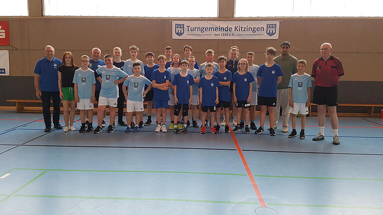 TGK-Handballer (dunkelblaue Shirts) und Handballer aus der Partnerstadt Trebnitz (hellblau) nach dem Freundschaftsspiel in der TGK-Ballspielhalle.