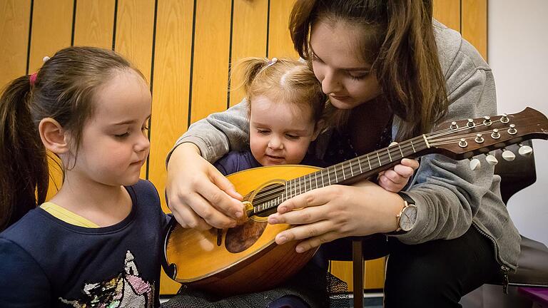 Beim Tag der offenen Tür in der Musikschule Schweinfurt konnten Kinder Instrumente ausprobieren.