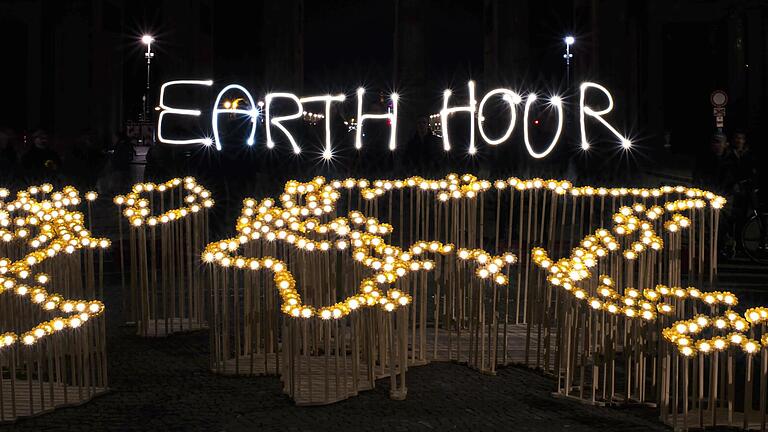 Unser Foto zeigt den Pariser Platz in Berlin. Zur Earth Hour brennen dort nur Teelichter, die in ihrer Silhouette die Kontinente darstellen.       -  Unser Foto zeigt den Pariser Platz in Berlin. Zur Earth Hour brennen dort nur Teelichter, die in ihrer Silhouette die Kontinente darstellen.