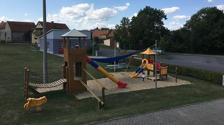 Perfekt für kleinere Kinder geeignet ist der Spielplatz im Prichsenstädter Orsteil Laub direkt neben der Sportanlage der Spielvereinigung Laub.