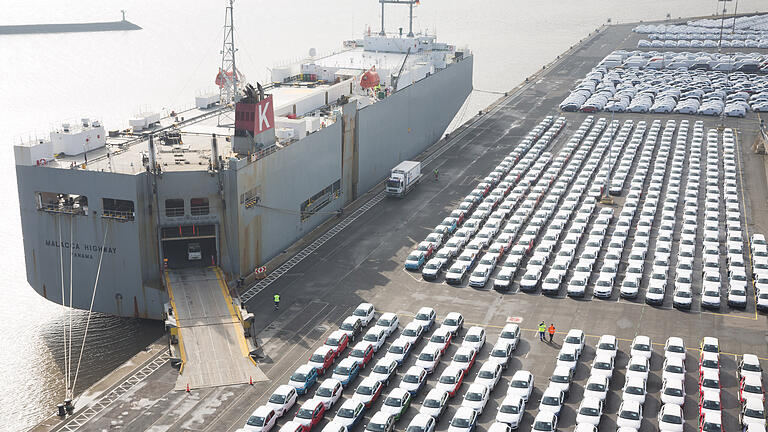 Auto Export.jpeg       -  Die Wirtschaftswelt steckt in einem massiven Handelskonflikt: Die größten ökonomischen Blöcke belasten einander mit Zöllen und ziehen Barrieren hoch. Nun droht die Lage zwischen China und der EU zu eskalieren.