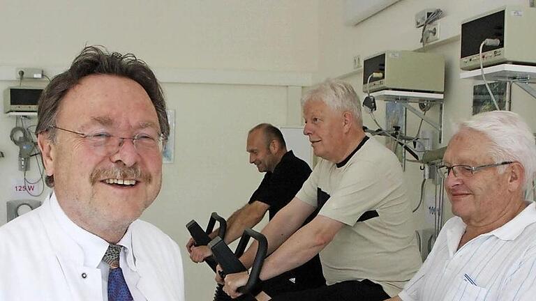 'Die Qualität ist da, Bad Kissingen ist eine Marke', sagt Dr. Gerhard-Walter Schmeisl, stellvertretender Ärtzlicher Direktor der Deegenberg-Klinik. Hier überwacht er das Training der drei Patienten (von rechts) Fritz Rammler, Franz Ukena und Wolfgang Deckmann. Fotos: Ralf Ruppert       -  'Die Qualität ist da, Bad Kissingen ist eine Marke', sagt Dr. Gerhard-Walter Schmeisl, stellvertretender Ärtzlicher Direktor der Deegenberg-Klinik. Hier überwacht er das Training der drei Patienten (von rechts) Fritz Rammler, Franz Ukena und Wolfgang Deckmann. Fotos: Ralf Ruppert