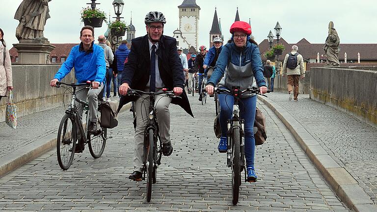 Die 'Stadt Rad Tour' führte vom Rathaus über die Alte Mainbrücke zur geplanten Radachse 2 in der Zellerau, im Bild von links: Manfred Dürr, Oberbürgermeister Christian Schuchardt und SPD-Stadträtin Lore Koerber-Becker.