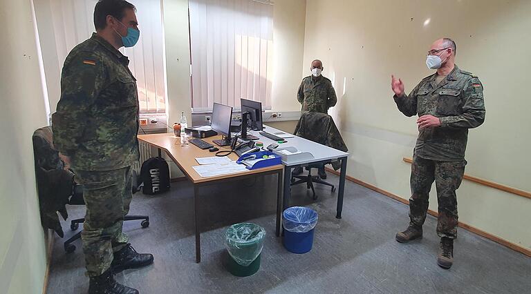 Seit Dezember leistet die Bundeswehr Amtshilfe Contact Tracing Team (CTT) des Landkreises Bad Kissingen: Im Bild Oberstabsgefreiter Daniel Ort, Hauptgefreiter Benian Eyob und (rechts) Brigadegeneral Thomas Hambach (München).