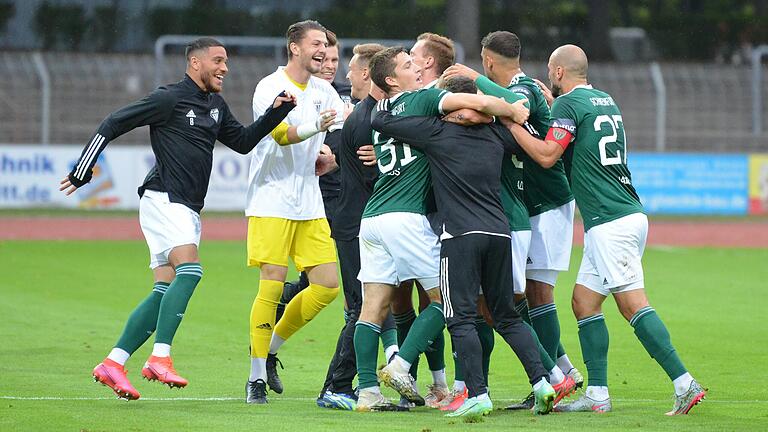 Jaaa! Spätestens nach dem 2:0 durch Daniel Adlung (mitten in der Jubeltraube) fiel der Druck von den  Schweinfurtern ab.