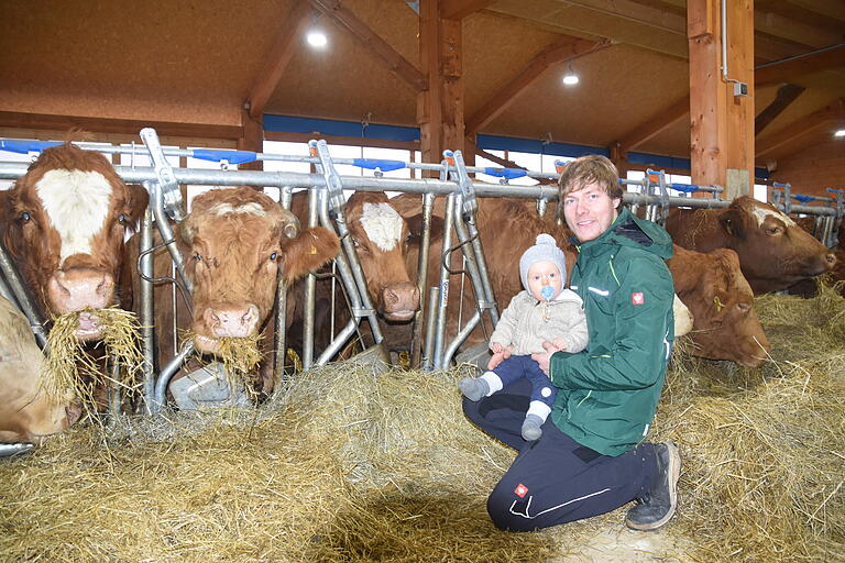 Die nächste Generation steht schon in den Startlöchern: Landwirt Marcel Büttner mit seinem Sohn.