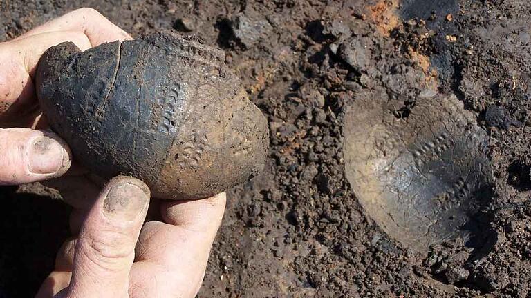 Gefäßfragment im Bergungszustand auf der Grabung Werneck-Spitzäcker.