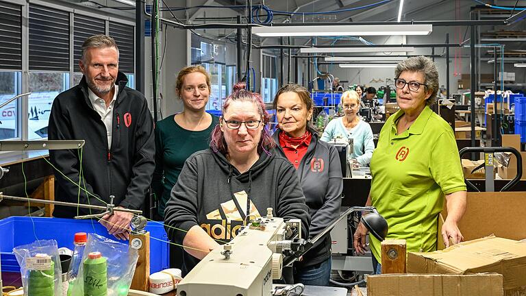 Fast der Hahn im Korb ist Geschäftsführer Torsten Urban im Betrieb von Rothschenk in Baldersheim. Ansonsten dominieren Mitarbeiterinnen wie (hintere Reihe von links) Johanna Ott, Veronika Uttinger-Dick und Ulrike Schmidt das Geschehen. Sabine Fritsch (vorne) ist ein Beispiel dafür, dass vor allem in der Produktion nur Frauen sind. Fast der Hahn im Korb ist Geschäftsführer Torsten Urban im Betrieb von Rothschenk in Baldersheim. Ansonsten dominieren Mitarbeiterinnen wie (hintere Reihe von links) Johanna Ott, Veronika Uttinger-Dick und Ulrike Schmidt das Geschehen. Sabine Fritsch (vorne) ist ein Beispiel dafür, dass vor allem in der Produktion nur Frauen sind.