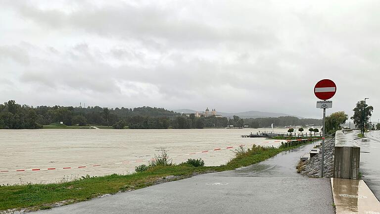 Hochwasser in Österreich       -  Rund 140 Schiffe sitzen in Österreich auf der Donau fest.