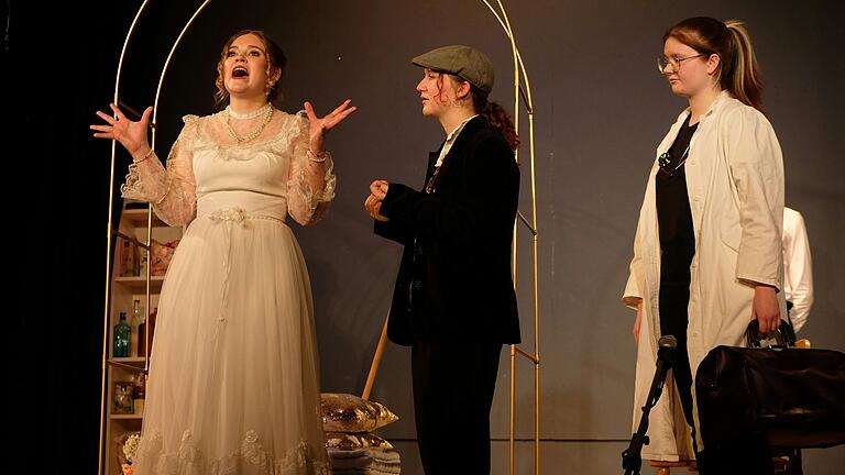 Auf dem Bild (von links): Claire Zachanassian (Luisa Hyna) erklärt sich gegenüber dem Lehrer (Mia Reinlein) und dem Arzt (Helen Hertle). Auf dem Bild (von links): Claire Zachanassian (Luisa Hyna) erklärt sich gegenüber dem Lehrer (Mia Reinlein) und dem Arzt (Helen Hertle).