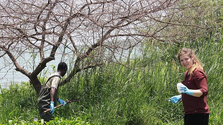 Sandra Parisi sammelt Schnecken am Victoriasee in Tansania. Die Parasitenlarven der Bilharziose werden von den Schnecken ausgeschieden und gelangen in die Haut, sobald die Menschen mit dem Seewasser in Berührung kommen.