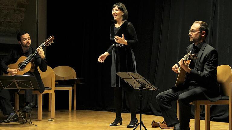 Das Ensemble &bdquo;Fado Sul&ldquo; entführte das Publikum im Schüttbau in Rügheim in die Welt der berühmten Fadosängerin Amália Rodrigues.