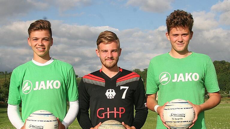 Ein Trio für Deutschland: die Segnitzer Faustballer (von links) Julian Schiffler, Florian Fahle und Fabio Lauck