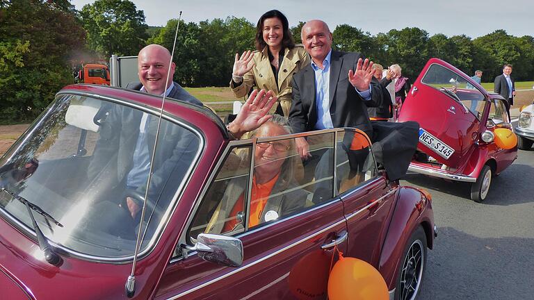 Den Autokorso über den neuen Straßenabschnitt der Wegfurter Ortsumgehung führten in einem nostalgischen VW  Bürgermeister Georg Seiffert, Staatsministerin Dorothee Bär und Landrat Thomas Habermann an.