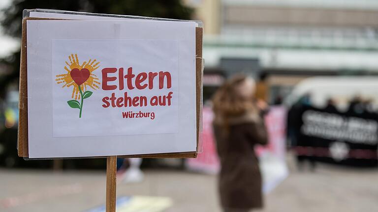 Regelmäßig demonstriert die Gruppe 'Eltern stehen auf' in Würzburg. Ein Redner hat bei einer derartigen Demo die Corona-Impfungen mit dem Holocaust verglichen.