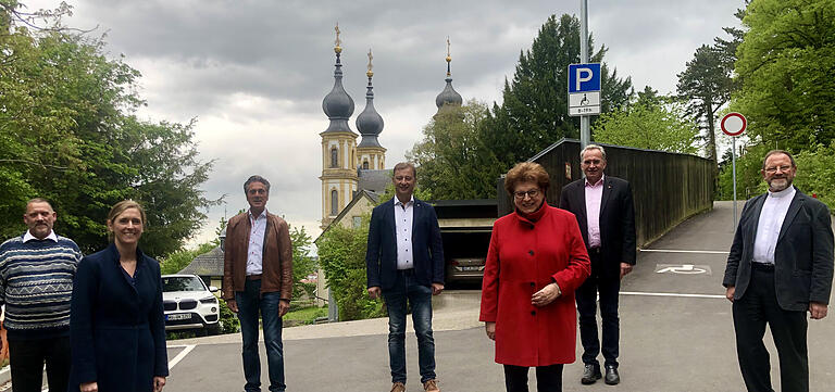 Informierten sich vor Ort und machten sich auch ein Bild vom sanierten Spittelbergweg : Barbara Stamm (3. v. r.) mit (von links) Kirchenpfleger Klaus Michler, Bürgermeisterin Judith Jörg, Förderkreis-Mitglied Burkard Pfrenzinger, CSU-Fraktionsvorsitzender Wolfgang Roth, Bundestagsabgeordneter Paul Lehrieder und Pfarrer Josef Treutlein.