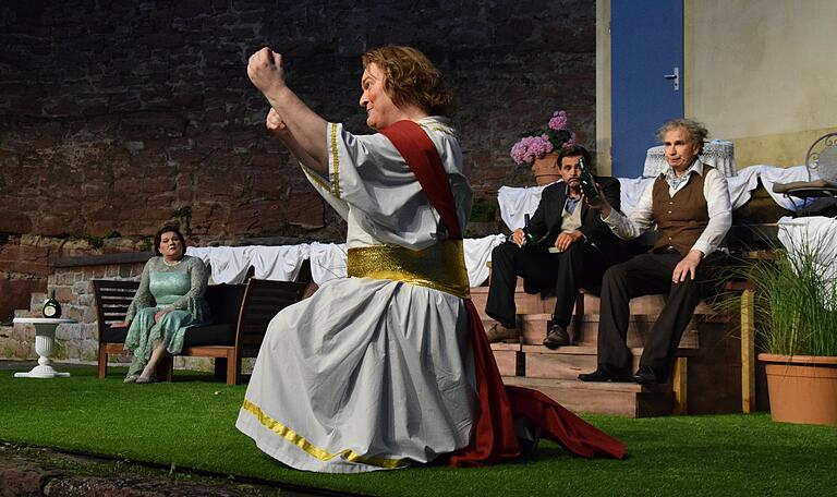 Am Freitag wurden die Schernburgfestspiele mit der Komödie 'Der Raub der Sabinerinnen' eröffnet: Im Bild (von rechts): Professor Gollwitz (Andreas van den Berg), Weinhändler Karl August Gross (Carsten Ceming), Theaterdirektor Striese (Steffen Westenmeier) und Professor Gollwitz' Ehefrau Friederike (Gabriele Bayerschmidt). Am Freitag wurden die Schernburgfestspiele mit der Komödie 'Der Raub der Sabinerinnen' eröffnet: Im Bild (von rechts): Professor Gollwitz (Andreas van den Berg), Weinhändler Karl August Gross (Carsten Ceming), Theaterdirektor Striese (Steffen Westenmeier) und Professor Gollwitz' Ehefrau Friederike (Gabriele Bayerschmidt).