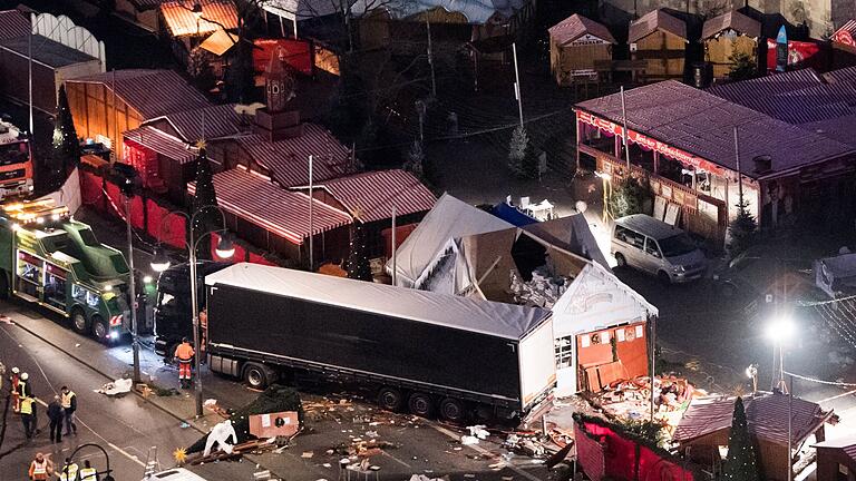 Anschlag auf Weihnachtsmarkt 2016       -  Eine Schneise der Verwüstung ist auf dem Weihnachtsmarkt am Breitscheidplatz in Berlin zu sehen, nachdem 2016 ein Attentäter mit einem Lastwagen auf den Platz gerast war.