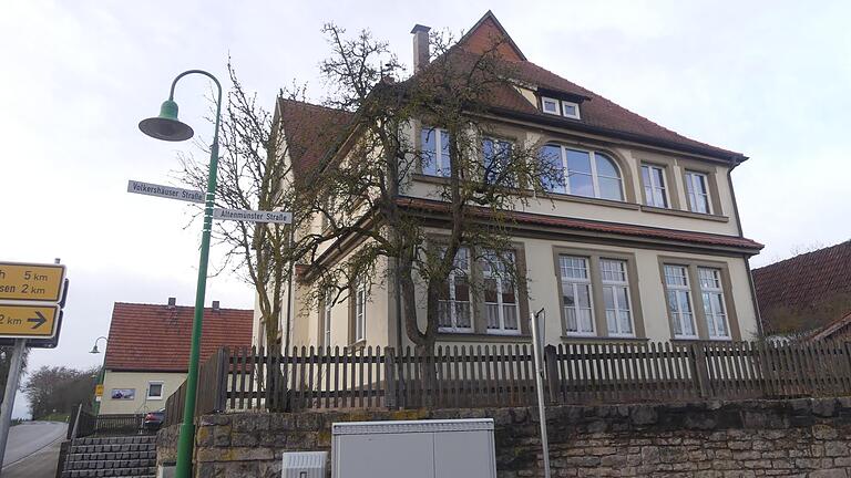 Quo vadis, Ballingshausen? Über die Zukunft an der vielbefahrenen Staatsstraße ging es in einer Bürgerversammlung in der Alten Schule.