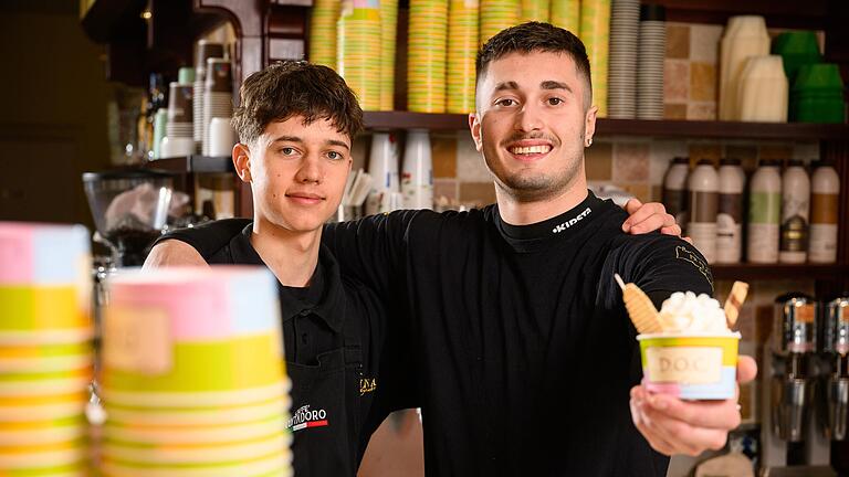 Bei ihnen bleibt der Preis für eine Kugel Eis gleich: Dario Rapisardi und Stefano Ugolotti von der Gelateria D.O.C. am Grafeneckart in Würzburg.