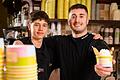 Bei ihnen bleibt der Preis für eine Kugel Eis gleich: Dario Rapisardi und Stefano Ugolotti von der Gelateria D.O.C. am Grafeneckart in Würzburg.